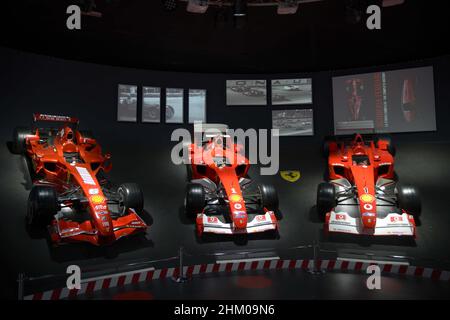 Museo Casa Enzo Ferrari (detto anche Museo Enzo Ferrari) è un museo di Modena dedicato alla vita e al lavoro di Enzo Ferrari, fondatore della Ferrari sportiva. Il complesso museale comprende due edifici separati, un'ex casa e officina appartenuta al padre di Enzo Ferrari, e un nuovo edificio progettato dalla pratica architettonica Future Systems. Il nuovo edificio di 6.000 metri quadrati (65.000 piedi quadrati) ospita, in una grande galleria, una mostra permanente che espone alcune delle più degni di nota automobili Ferrari, tra cui vetture rare del 1950s, auto da corsa di Formula uno e altro ancora rec Foto Stock