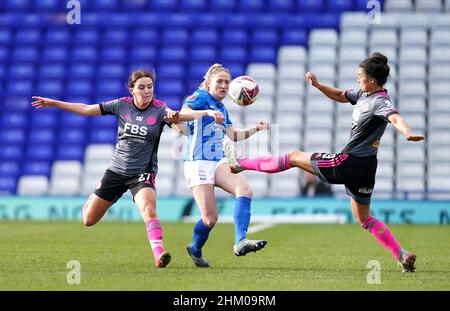 Rebecca Holloway (centro) di Birmingham batte per la palla con Shannon OÕBrien (a sinistra) di Leicester City e Jessica Sigsworth durante la partita della Barclays fa Women's Super League a St Andrew's, Birmingham. Data foto: Domenica 6 febbraio 2022. Foto Stock