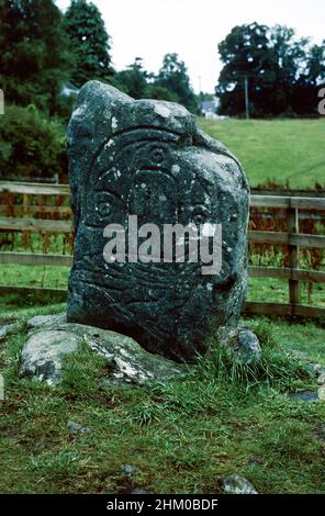 Eagle Stone un primo medievale, pietra intagliata Pictish a Strathpeffer, Ross e Cromarty, Scozia. Foto Stock