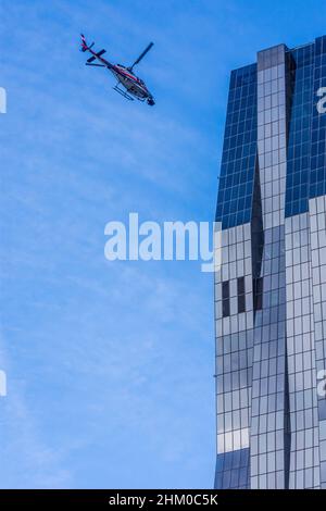 Wien, Vienna: Elicottero per la ripresa del film Netflix 'Tyler Rake – Extraction' con l'attore Chris Hemsworth di fronte al grattacielo DC Tower 1, elicottero Foto Stock