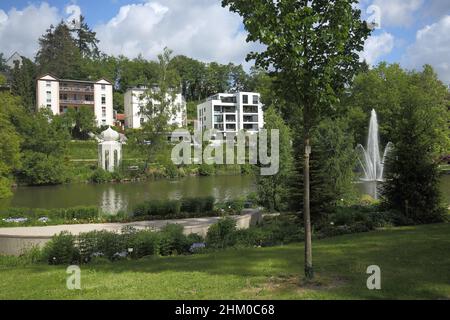 Parco termale con lago e fontana a Bad Schwalbach, Hesse, Germania Foto Stock