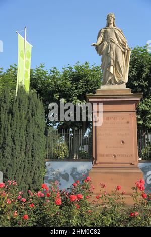 Germania figura in Eltville sulla piazza di Montrichard, nel Rheingau, Assia, Germania Foto Stock