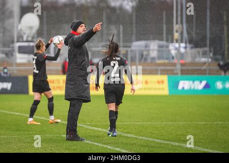 Francoforte, Germania. 06th Feb 2022. Francoforte, Germania, febbraio 6th l'Headcoach Daniel Kraus (Friburgo) si è allenato durante la partita di flyeralarm Frauen-Bundesliga 2021/2022 tra Eintracht Frankfurt e SC Friburgo allo Stadio di Brentanobad a Francoforte sul meno, Germania. Norina Toenges/Sports Press Phot Credit: SPP Sport Press Photo. /Alamy Live News Foto Stock