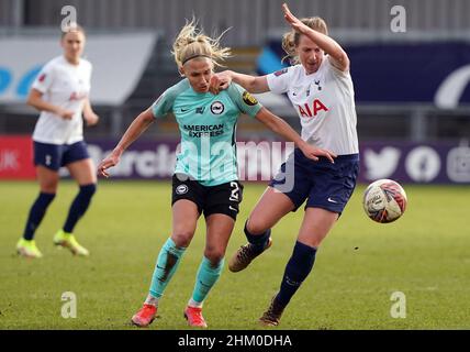 Kerys Harrop e Brighton di Tottenham Hotspur e Emma Koivisto di Hove Albion (al centro) lottano per il pallone durante la partita della Barclays fa Women's Super League all'Hive Stadium di Londra. Data foto: Domenica 6 febbraio 2022. Foto Stock