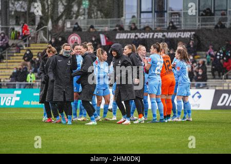 Francoforte, Germania. 06th Feb 2022. Francoforte, Germania, febbraio 6th SC Freiburg team huddle prima del flyeralarm Frauen-Bundesliga 2021/2022 partita tra Eintracht Frankfurt e SC Freiburg allo Stadio di Brentanobad a Francoforte sul meno, Germania. Norina Toenges/Sports Press Phot Credit: SPP Sport Press Photo. /Alamy Live News Foto Stock