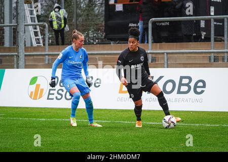 Francoforte, Germania. 06th Feb 2022. Francoforte, Germania, febbraio 6th Shekiera Martinez (9 Francoforte) controlla la palla durante la partita di flyeralarm Frauen-Bundesliga 2021/2022 tra Eintracht Francoforte e SC Friburgo allo Stadio di Brentanobad a Francoforte sul meno, Germania. Norina Toenges/Sports Press Phot Credit: SPP Sport Press Photo. /Alamy Live News Foto Stock