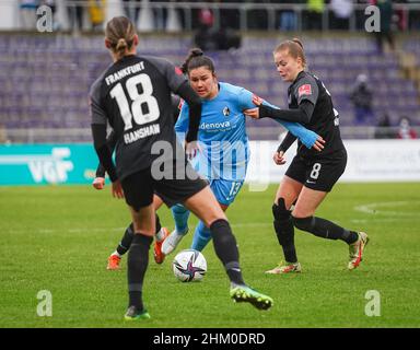 Francoforte, Germania. 06th Feb 2022. Francoforte, Germania, febbraio 6th Svenja Foelmli (13 Friburgo) e Sjoeke Nuesken (8 Francoforte) combattono per la palla durante la partita di flyeralarm Frauen-Bundesliga 2021/2022 tra Eintracht Francoforte e SC Friburgo allo stadio di Brentanobad a Francoforte sul meno, Germania. Norina Toenges/Sports Press Phot Credit: SPP Sport Press Photo. /Alamy Live News Foto Stock