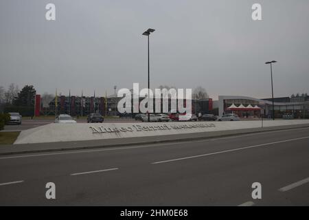 5 febbraio 2022, Modena, Italia: Museo Casa Enzo Ferrari (noto anche come Museo Enzo Ferrari) è un museo di Modena dedicato alla vita e al lavoro di Enzo Ferrari, fondatore della Ferrari sport car marque. Il complesso museale comprende due edifici separati, un'ex casa e officina appartenuta al padre di Enzo Ferrari, e un nuovo edificio progettato dalla pratica architettonica Future Systems. Il nuovo edificio di 6.000 metri quadrati (65.000 piedi quadrati) ospita, in una grande galleria, una mostra permanente che espone alcune delle automobili più degni di nota del Ferrariâ, comprese le automobili rare del 1950s, Foto Stock