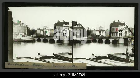 Arte ispirata dalla vista del fiume Amstel, Moses e la chiesa di Aaron in lontananza, Amsterdam. Amstel e Waterlooplein, Charles-Henri Plaut, editore: Alexis Gaudin et Frère (attribuito a), Amsterdam, 1858, vetro, scivolo, Altezza 85 mm x larghezza 170 mm, opere classiche modernizzate da Artotop con un tocco di modernità. Forme, colore e valore, impatto visivo accattivante sulle emozioni artistiche attraverso la libertà delle opere d'arte in modo contemporaneo. Un messaggio senza tempo che persegue una nuova direzione selvaggiamente creativa. Artisti che si rivolgono al supporto digitale e creano l'NFT Artotop Foto Stock