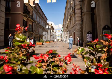 Teramo, Italia - 23 settembre 2021: Mattinata di sole in corso San Giorgio a Teramo, Italia Foto Stock