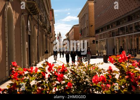 Teramo, Italia - 23 settembre 2021: Mattinata di sole in corso San Giorgio a Teramo, Italia Foto Stock