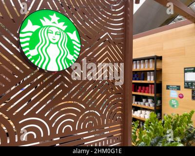 Zilina, Slovacchia - 2 febbraio 2022: Logo verde di Starbucks con sirena o sirena a coda doppia conosciuta nella mitologia greca, la più grande catena di caffetterie del mondo Foto Stock