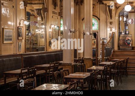 Città vecchia di Bruxelles, capitale Regione, Belgio - 02 02 2022: Interior design e mobili in legno della - A la Mort Subite - in una morte improvvisa Foto Stock