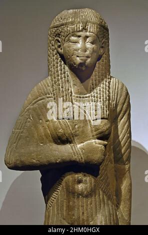 Statua egizia di una Regina che indossa un abito aggrappato, arenaria, periodo tolemaico (332-30 a.C.). Egitto (Museo Egizio di Torino Italia) Foto Stock