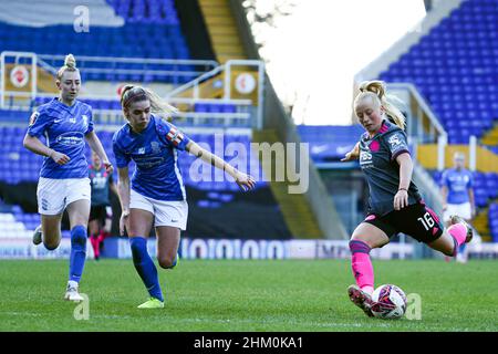 BIRMINGHAM, REGNO UNITO. FEBBRAIO 6th Freya Gregory di Leicester City attraversa la palla durante la partita della Barclays fa Women's Super League tra Birmingham City e Leicester City a St Andrews, Birmingham, domenica 6th febbraio 2022. (Credit: Kieran Riley | MI News) Credit: MI News & Sport /Alamy Live News Foto Stock