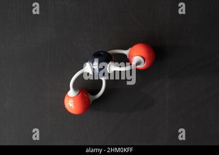 Anidride carbonica - CO2 - Molymod Molecule model, con sfondo nero. Concetto di cambiamento climatico, gas serra Foto Stock