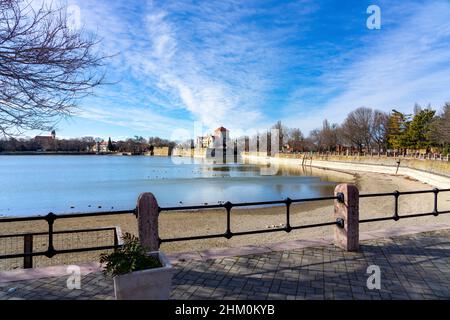 Oreg al vecchio lago di Tata ungheria in una bella giornata di sole. Foto Stock