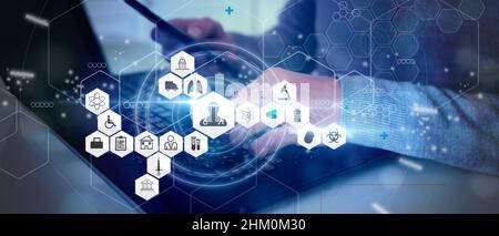 Mano dell'uomo che lavora con il calcolatore e il telefono intelligente come concetto di assicurazione per la famiglia, corsa, automobile, finanziario e salute. Supporti misti Foto Stock