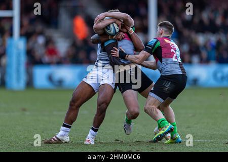 LONDRA, REGNO UNITO. 06th, Feb 2022. Oscar Beard of Harlequins è affrontato durante Harlequins vs sale Sharks - Gallagher Premiership Rugby allo Stoop Stadium Domenica, 06 Febbraio 2022. LONDRA INGHILTERRA. Credit: Taka Wu/Alamy Live News Foto Stock