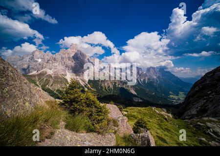 Cime e pareti rocciose del gruppo pala, Cimon della pala, una delle cime principali, che si erge, vista dall'alto del Passo Rolle. Foto Stock