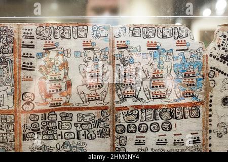 Madrid, Spagna - Lug 11th, 2020: Visitatore che osserva il famoso Codex Madrid. Raro libro Maya precolombiano sopravvissuto. Museo delle Americhe, Madrid, Spagna Foto Stock