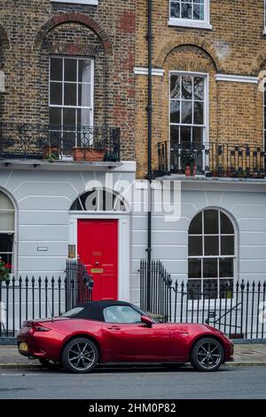 Auto sportiva di lusso di fronte a una residenza in stile georgiano a Myddelton Square, Clerkenwell, Londra, Inghilterra, Regno Unito Foto Stock