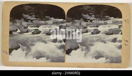 Arte ispirata da Rapids in presumibilmente il fiume Daiya vicino a Nikko, Giappone, il Shiobara Rapid Nikko, T. Enami, editore: T. Enami, Nikko, editore: Yokohama, 1900 - 1907, cartone, carta baryta, altezza 90 mm x larghezza 178 mm, opere classiche modernizzate da Artotop con un tocco di modernità. Forme, colore e valore, impatto visivo accattivante sulle emozioni artistiche attraverso la libertà delle opere d'arte in modo contemporaneo. Un messaggio senza tempo che persegue una nuova direzione selvaggiamente creativa. Artisti che si rivolgono al supporto digitale e creano l'NFT Artotop Foto Stock