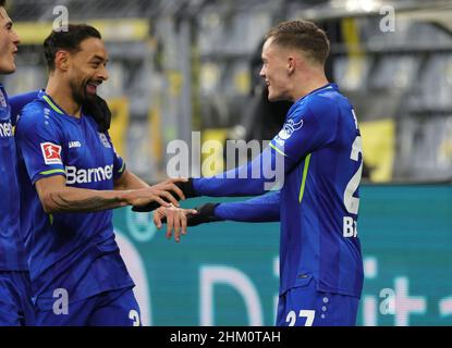 Primo: 06.02.2022, Fuvuball, 1.Bundesliga, stagione 2021/2022, BVB, Borussia Dortmund - Bayer 04 Leverkusen Florian Wirtz, tiri, il, obiettivo, a, 1:2 giubilo, grazie, con e Karim Bellarabi Foto Stock