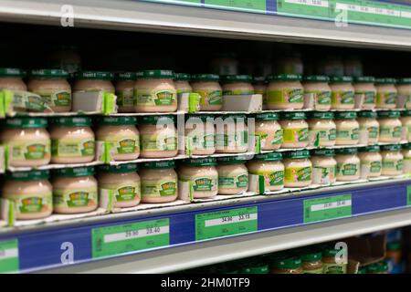 Chisinau, Moldavia - 23 gennaio 2022: Scaffale con baby puree marca Heinz. Purea di carne per bambini in vasetti di vetro sugli scaffali del trasporto Metro Cash Foto Stock