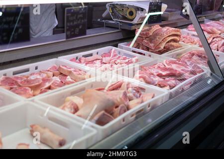 Chisinau, Moldavia - 23 gennaio 2022: Vetrina refrigerata con carne fresca al supermercato. Carne fresca in Metro Cash Carry. Foto Stock