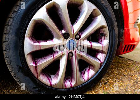 Woodbridge, Suffolk, UK Febbraio 24 2021: Un primo piano di una ruota auto in fase di pulizia e spurgo dallo sporco. Spurgo delle ruote Foto Stock