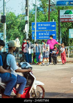 KANCHANABURI, THAILANDIA-GENNAIO 14,2022 : studenti di cinque diverse nazionalità (Thai, Lao, Mon, Karen e Burmese) indossare maschere per il viso per prevenire il Coron Foto Stock