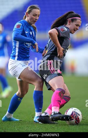 Sam Tierney di Leicester City (a destra) e Louanne Worsey di Birmingham City combattono per la palla durante la partita della Barclays fa Women's Super League a St Andrew's, Birmingham. Data foto: Domenica 6 febbraio 2022. Foto Stock