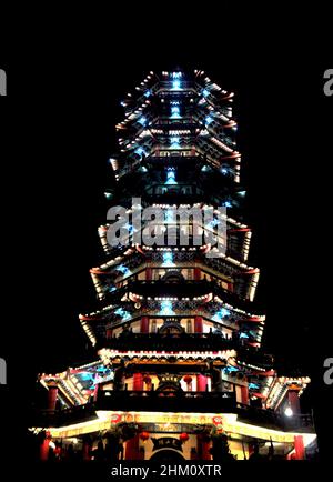 Il Tempio di Ling San Pagoda, Tuaran, Sabah, Malesia è illuminato in concomitanza con la celebrazione del Capodanno cinese 2022. Foto Stock