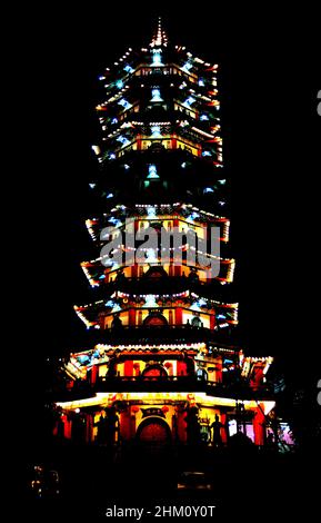 Il Tempio di Ling San Pagoda, Tuaran, Sabah, Malesia è illuminato in concomitanza con la celebrazione del Capodanno cinese 2022. Foto Stock