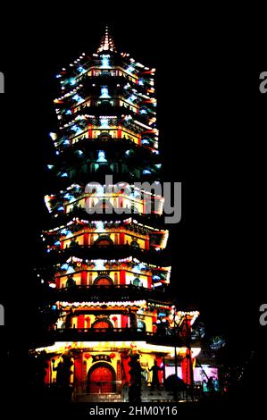 Il Tempio di Ling San Pagoda, Tuaran, Sabah, Malesia è illuminato in concomitanza con la celebrazione del Capodanno cinese 2022. Foto Stock