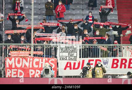 Monaco di Baviera, Germania. 05th Feb 2022. Tifosi della tribuna nella partita FC BAYERN München - RB LEIPZIG 3-2 1.German Football League il 5 febbraio 2022 a Monaco di Baviera, Germania. Stagione 2021/2022, giorno di festa 21, 1.Bundesliga, FCB, München, 21.Spieltag. FCB © Peter Schatz / Alamy Live News - LE NORMATIVE DFL VIETANO L'USO DI FOTOGRAFIE come SEQUENZE DI IMMAGINI e/o QUASI-VIDEO - Credit: Peter Schatz/Alamy Live News Foto Stock