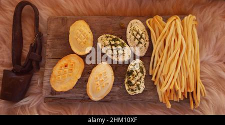 latte di pecora scypek formaggio in un rifugio di montagna Foto Stock