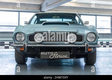 BARCELLONA, SPAGNA-25 MAGGIO 2021: 1974 Aston Martin V8 (vista frontale) Foto Stock