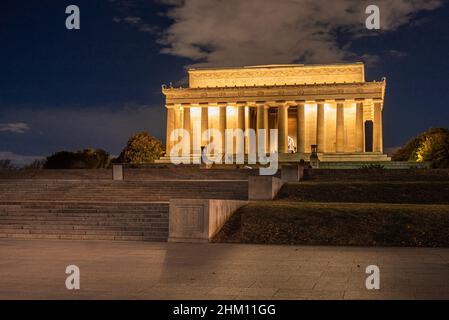 Washington DC—15 novembre 2021; gradini che conducono al Lincoln Memorial in granito sul centro commerciale nazionale illuminato di notte nella capitale degli Stati Uniti. Foto Stock