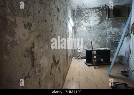 Ambienti danneggiati da infiltrazioni d'acqua nelle pareti Foto Stock
