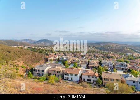 Zona residenziale su una montagna vicino al Double Peak Park a San Marcos, California. Comunità di classe media superiore di montagna con le case e vie enormi Foto Stock