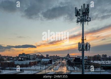 Detroit, Michigan - una torre di telefoni cellulari nel centro di Detroit. Foto Stock