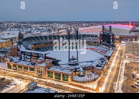 Detroit, Michigan - Downtown Detroit dopo il tramonto. Il Comerica Park, sede della squadra di baseball dei Detroit Tigers, è in primo piano. Oltre a questo è Ford Foto Stock