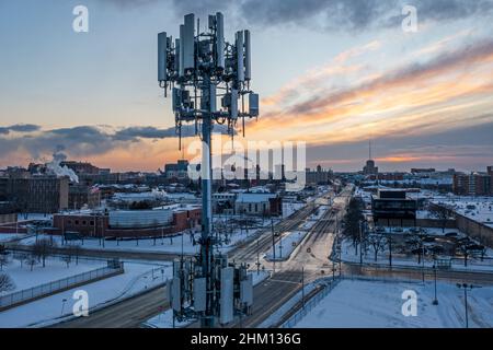 Detroit, Michigan - una torre di telefoni cellulari nel centro di Detroit. Foto Stock