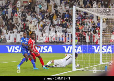 Emirati Arabi Uniti, Abu Dhabi - 06 Febbraio 2022 - Abdoulay Diaby di al-Jazira segnò il traguardo durante la gara di quarti di finale della Coppa del mondo FIFA Club tra al-Hilal e al-Jazira al Mohammed Bin Zayed Stadium, Abu Dhabi, Emirati Arabi Uniti, 06/02/2022. Photo by Ayman Kamel/SFSI Credit: Sebo47/Alamy Live News Foto Stock