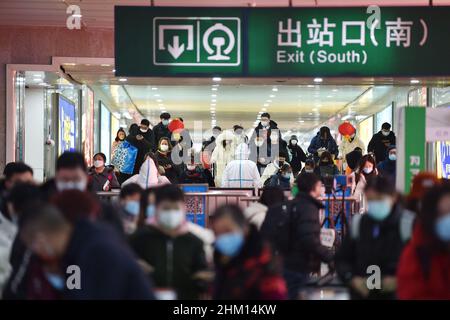 Nanjing, la provincia cinese di Jiangsu. 6th Feb 2022. I passeggeri escono dalla stazione ferroviaria di Nanjing, nella provincia di Jiangsu, nella Cina orientale, il 6 febbraio 2022. La Cina di domenica ha assistito ad un aumento dei viaggi dei passeggeri mentre la festa di primavera di quest'anno si conclude. Credit: Fang Dongxu/Xinhua/Alamy Live News Foto Stock