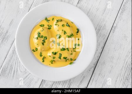 Quenelle - miscela di pesce cremato con salsa di Hollandaise Foto Stock