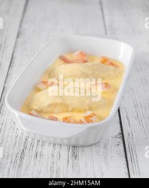 Quenelle - miscela di pesce cremato con salsa di Hollandaise Foto Stock