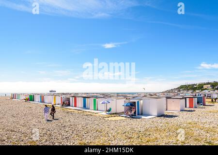 Capanne sulla spiaggia di ciottoli a le Havre, Francia. Foto Stock